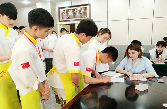 【热点】享国家助学补贴,他们领到“资助卡”了!