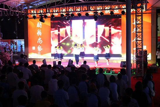成都新东方“欢度72国庆”晚会，现场直击！