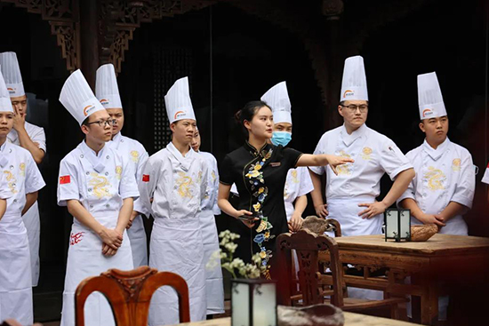 罗振宇跨年演讲特别提到新东方烹饪，到底是因为什么？