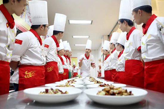 罗振宇跨年演讲特别提到新东方烹饪,到底是因为什么?