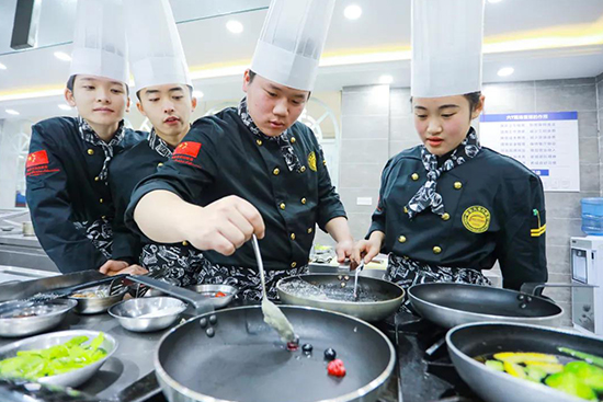 罗振宇跨年演讲特别提到新东方烹饪,到底是因为什么?