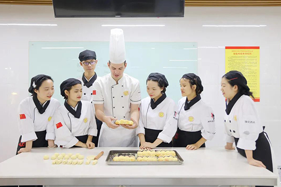 为何00后学技术,都选择成都新东方?