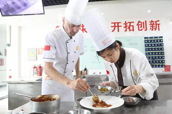 2022年初高中毕业男生学什么好就业?