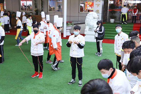 这个灯谜你能猜中吗?成都新东方带你逛游园会