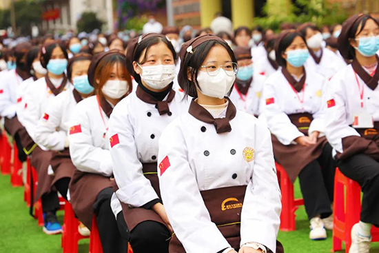 学烹饪选择成都新东方,点亮你的技能人生!