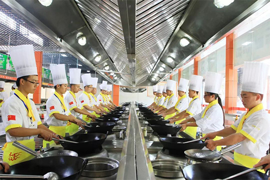 学烹饪选择成都新东方,点亮你的技能人生!
