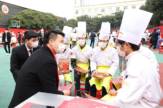 学烹饪选择成都新东方,点亮你的技能人生!