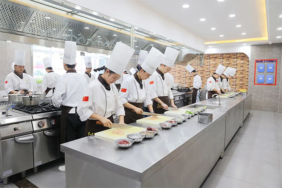 学烹饪选择成都新东方,点亮你的技能人生!