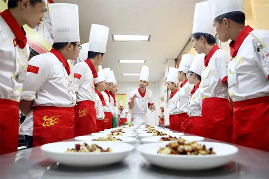 学烹饪选择成都新东方,点亮你的技能人生!