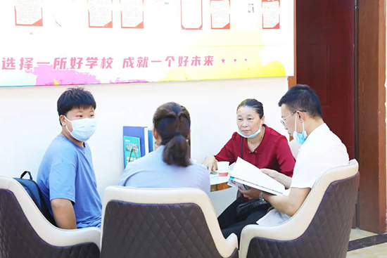 直击成都新东方夏秋季火热报名现场!还在择校的你,赶紧看过来!