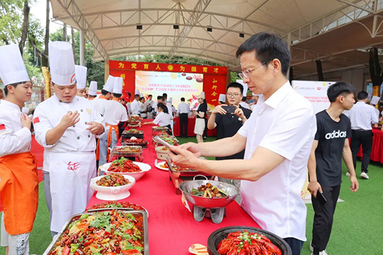 小龙虾狂欢节来袭,“丁点儿美食汇”烹饪大赛!