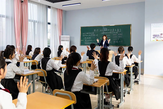想找一个升学就业都能安排的学校吗?来成都新东方啊!