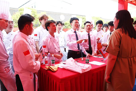想找一个升学就业都能安排的学校吗?来成都新东方啊!