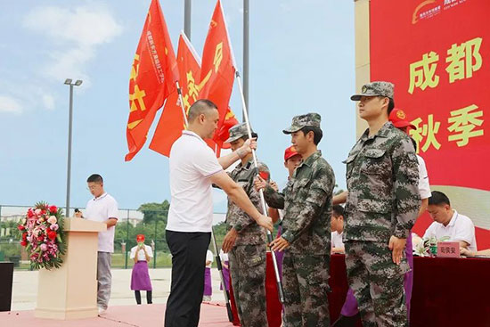 绿茵场上展英姿,国防教育正当时,新生军训正式开营!