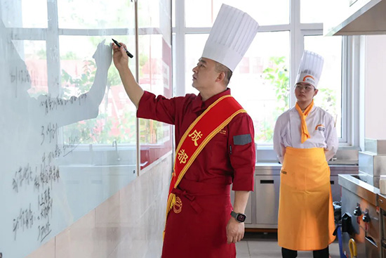 烹饪大师进校园,助力学子成才路