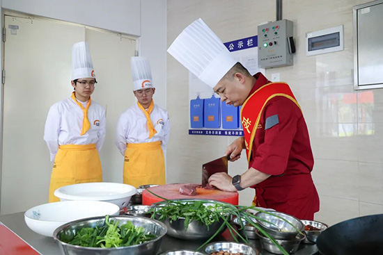 烹饪大师进校园,助力学子成才路