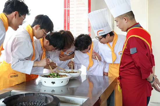 烹饪大师进校园,助力学子成才路