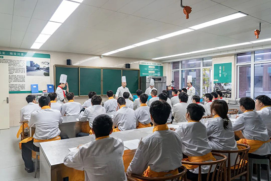 企业大师进校园,匠心传承烹饪技艺