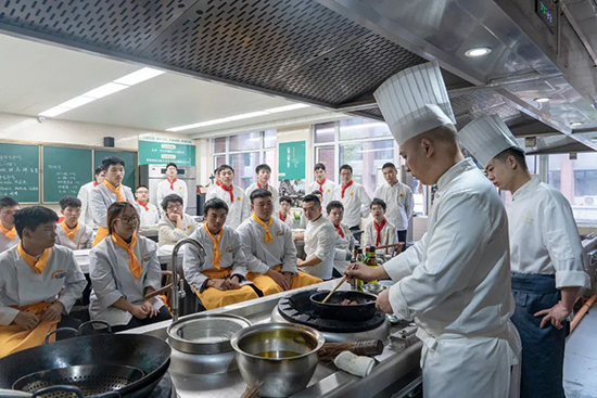 企业大师进校园,匠心传承烹饪技艺