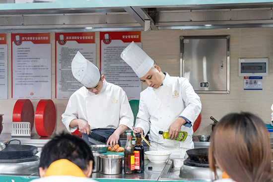 企业大师进校园,匠心传承烹饪技艺