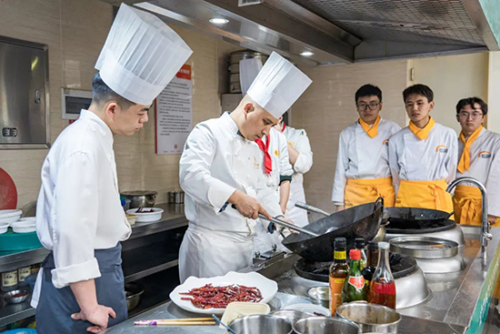 企业大师进校园,匠心传承烹饪技艺
