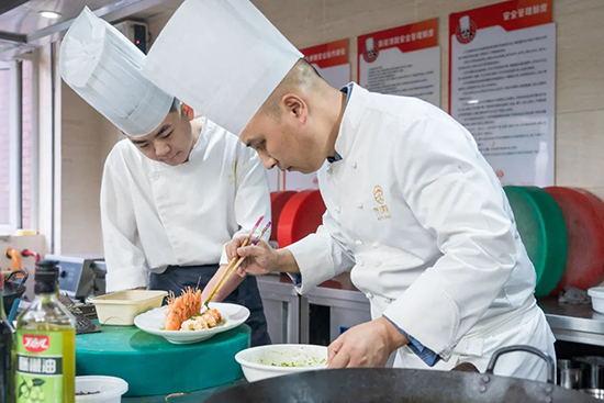 企业大师进校园,匠心传承烹饪技艺