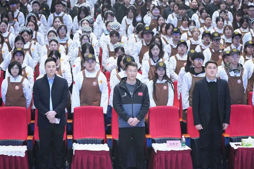 成都新东方高级技工学校借 “大国工匠进校园” 东风赋能技能人才培养